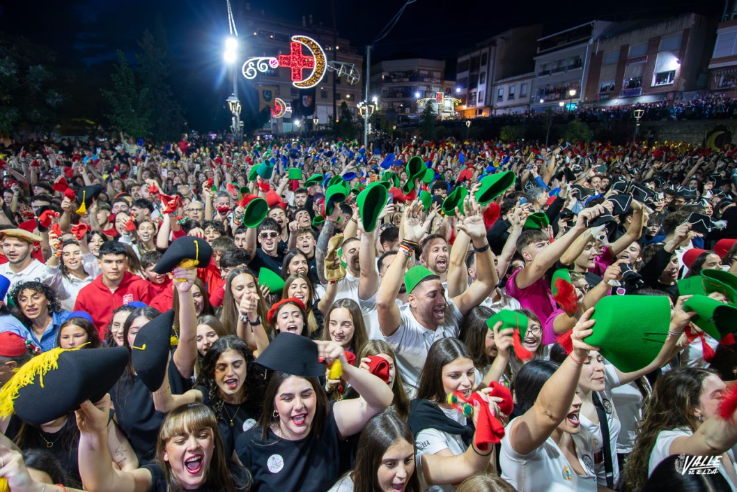 Miles de voces dan la bienvenida a la fiesta en Petrer
