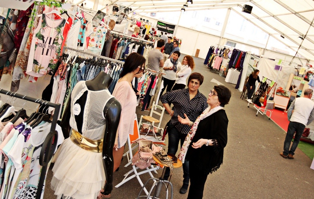 Petrer realiza su 4ª Feria Outlet de la Asociación de Comerciantes Petrer realiza su 4ª Feria Outlet de la Asociación de Comerciantes