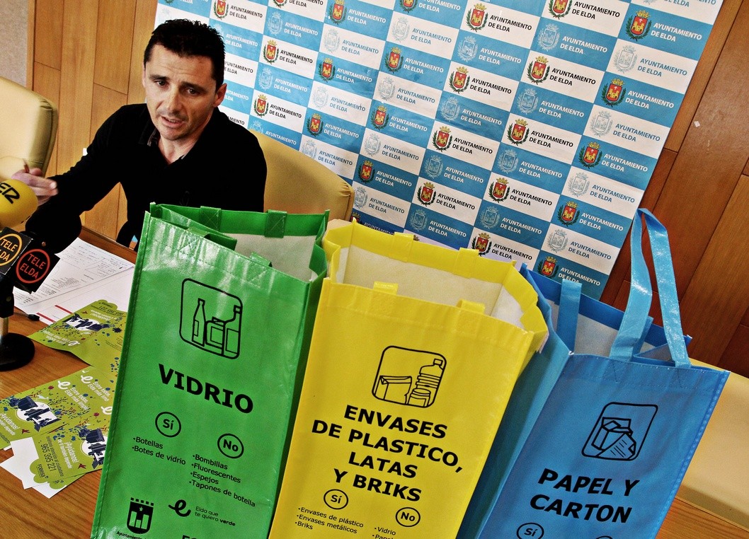 La campaña de limpieza incluye un ecoparque móvil los martes y sábados en la calle Navarra La campaña de limpieza incluye un ecoparque móvil los martes y sábados en la calle Navarra
