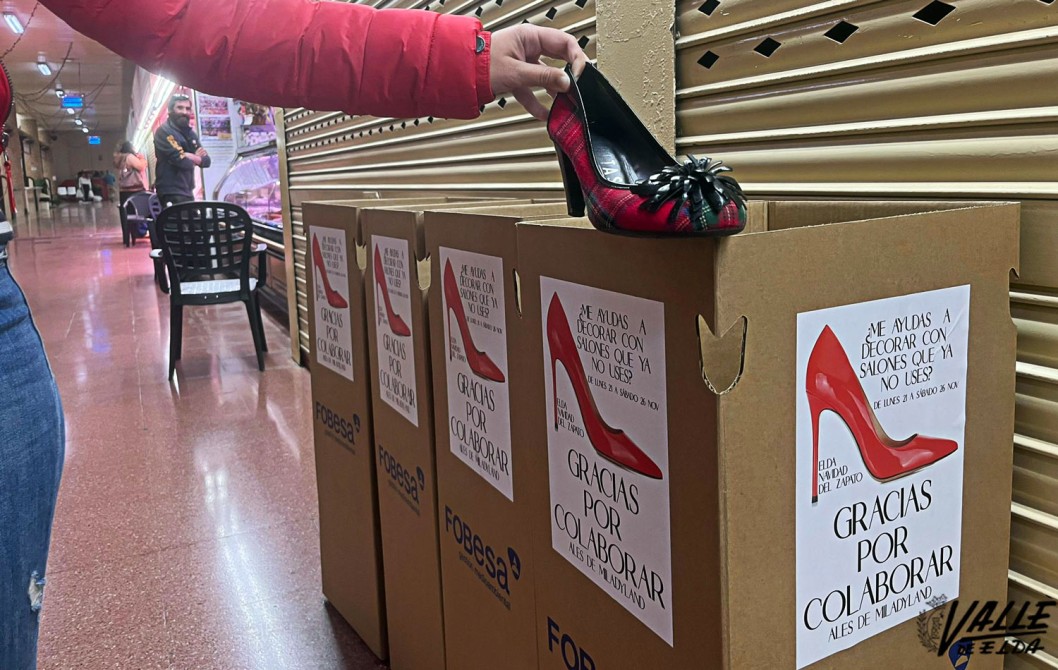 El Ayuntamiento pide a la ciudadanía zapatos viejos para decorar el árbol de Navidad El Ayuntamiento pide a la ciudadanía zapatos viejos para decorar el árbol de Navidad