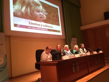 La conocida pediatra Luc&iacute;a Gal&aacute;n inicia con &eacute;xito el 32&ordm; Ciclo de Conferencias Oto&ntilde;o Cultural de Petrer