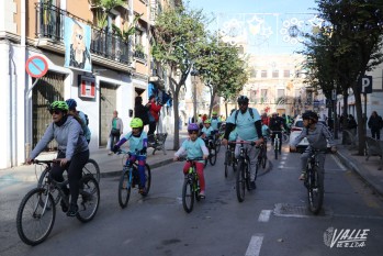 Multitudinaria marcha en bici para celebrar el D&iacute;a de la Constituci&oacute;n