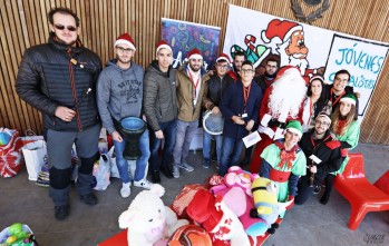 Elda responde a la llamada solidaria de J&oacute;venes Socialistas y dona 400 regalos en una ma&ntilde;ana