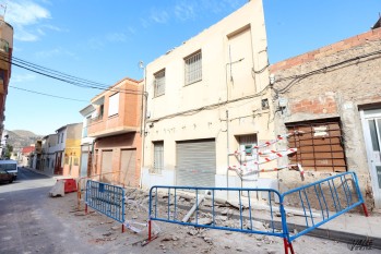 El interior de una vivienda deshabitada se hunde en Elda