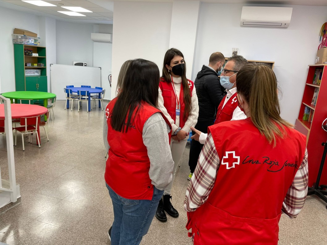 Cruz Roja Elda reinaugura su ludoteca como sala polivalente donde imparte un curso de peluquería Cruz Roja Elda reinaugura su ludoteca como sala polivalente donde imparte un curso de peluquería