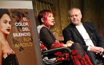 Elia Barcel&oacute; hizo la presentaci&oacute;n nacional de su &uacute;ltima novela en un original acto en el Teatro Castelar