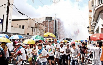 Miles de eldenses toman las calles para festejar los actos matutinos en el d&iacute;a de la Virgen de la Salud