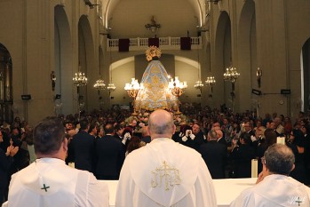 &Iacute;ntima procesi&oacute;n de la Virgen de la Salud en Santa Ana