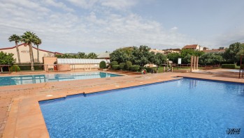 Las piscinas municipales de Elda y Petrer ayudan a sobrellevar el calor
