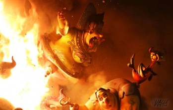 Las llamas devoran las Fallas de Elda