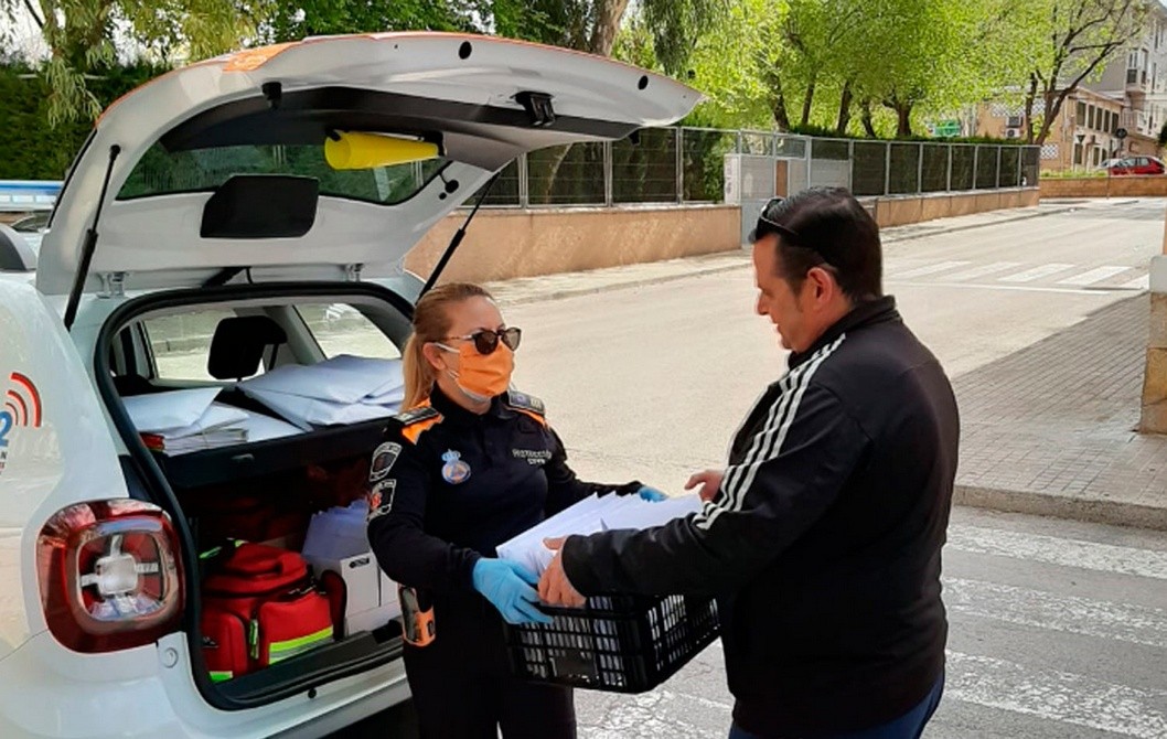 138 escolares reciben el material escolar para hacer los deberes de manos de Protección Civil 138 escolares reciben el material escolar para hacer los deberes de manos de Protección Civil