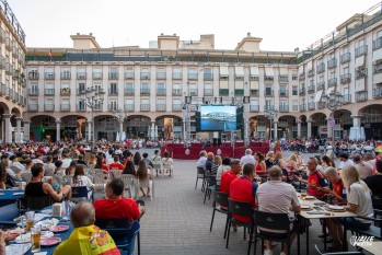 La Plaza Mayor se queda peque&ntilde;a para celebrar el pase a semifinales