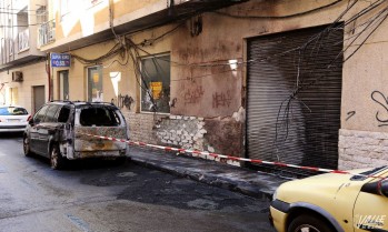 Incendio de tres contenedores y un veh&iacute;culo en el centro de Elda