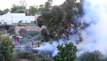 Los Bomberos extinguen un incendio en el cauce del r&iacute;o Vinalop&oacute;
