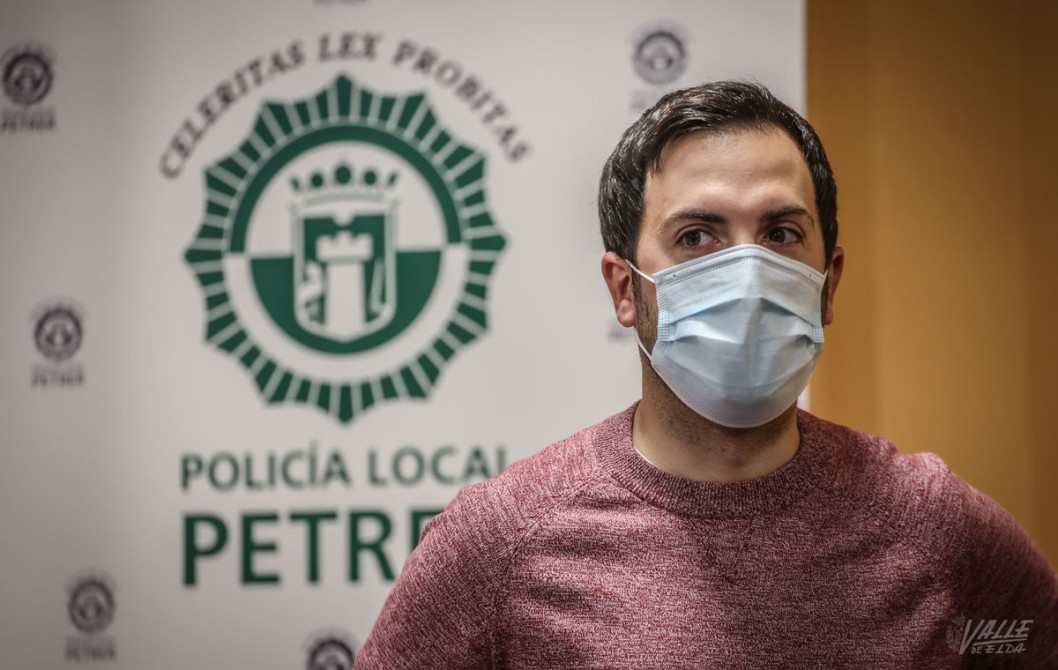 Fútbol contra el acoso escolar entre estudiantes, profesores y policía en Petrer Fútbol contra el acoso escolar entre estudiantes, profesores y policía en Petrer