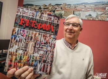 Jos&eacute; Blanes Peinado presenta el libro "Fiestopedia", una enciclopedia de los Moros y Cristianos de Elda