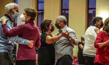 Los mayores vuelven a la pista de baile despu&eacute;s de dos a&ntilde;os en Elda