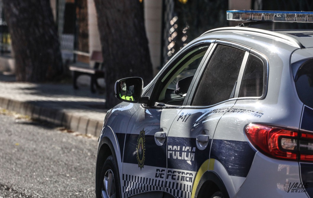 La Policía Local rescata a una mujer de 94 años tras incendiarse su vivienda en Petrer La Policía Local rescata a una mujer de 94 años tras incendiarse su vivienda en Petrer
