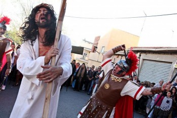 El V&iacute;a Crucis Viviente del Altico de San Miguel se consolida ante 5.500 personas