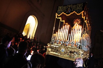 El silencio toma las calles de Elda con una de las procesiones m&aacute;s solemnes de la Semana Santa