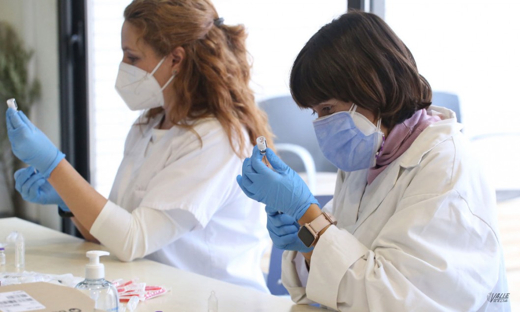 Los menores de 60 tendrán que elegir entre AstraZeneca y Pfizer para su segunda dosis Los menores de 60 tendrán que elegir entre AstraZeneca y Pfizer para su segunda dosis