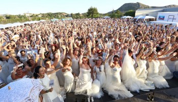 Petrer bate el r&eacute;cord Guinness de mujeres vestidas de novia