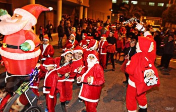 Los ni&ntilde;os del colegio Miguel Hern&aacute;ndez de Elda realizan su propio desfile navide&ntilde;o en Petrer