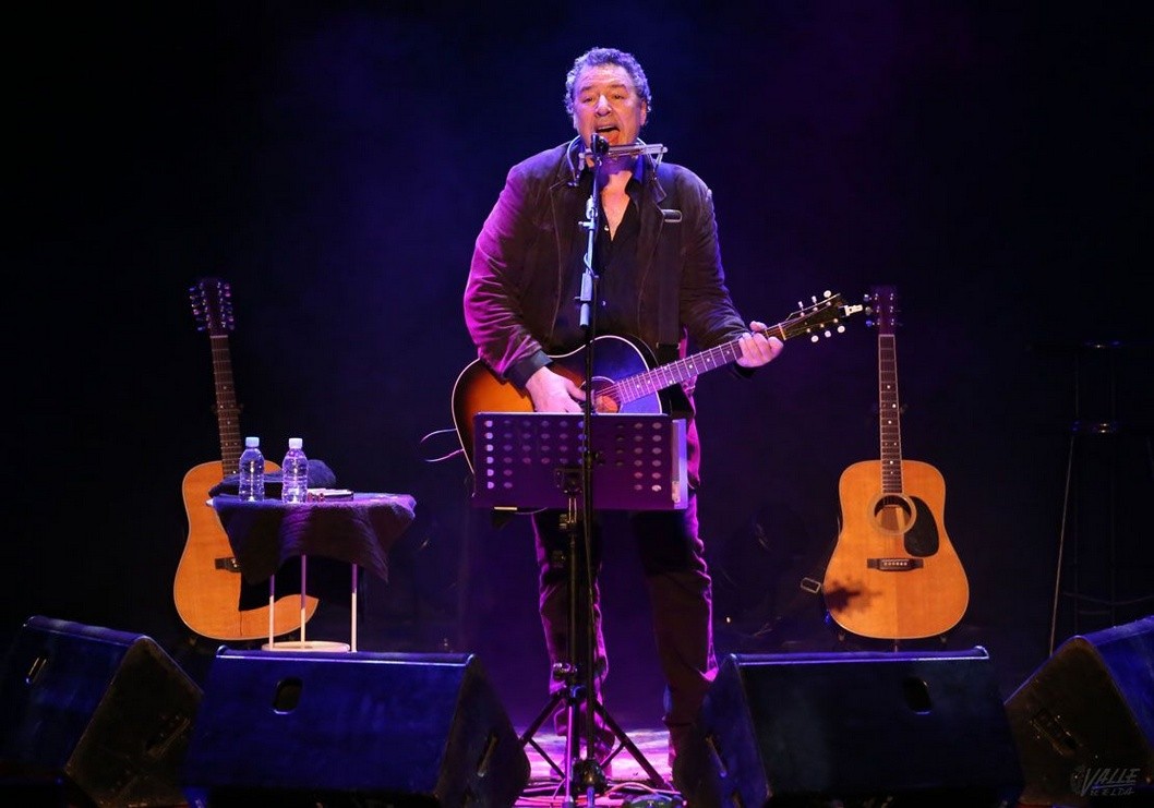 Carlos Goñi, Revolver, hace vibrar al Teatro Castelar en la clausura de su gira "Babilonia al natural" Carlos Goñi, Revolver, hace vibrar al Teatro Castelar en la clausura de su gira "Babilonia al natural"