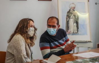 La artista Cristina Agull&oacute; realiza el Cuadro de San Ant&oacute;n