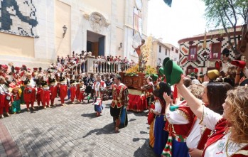 San Bonifacio baja de su ermita rodeado de festeros
