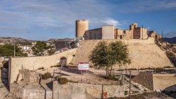 La Generalitat pausa el proyecto para construir 150 viviendas junto al Castillo de Elda