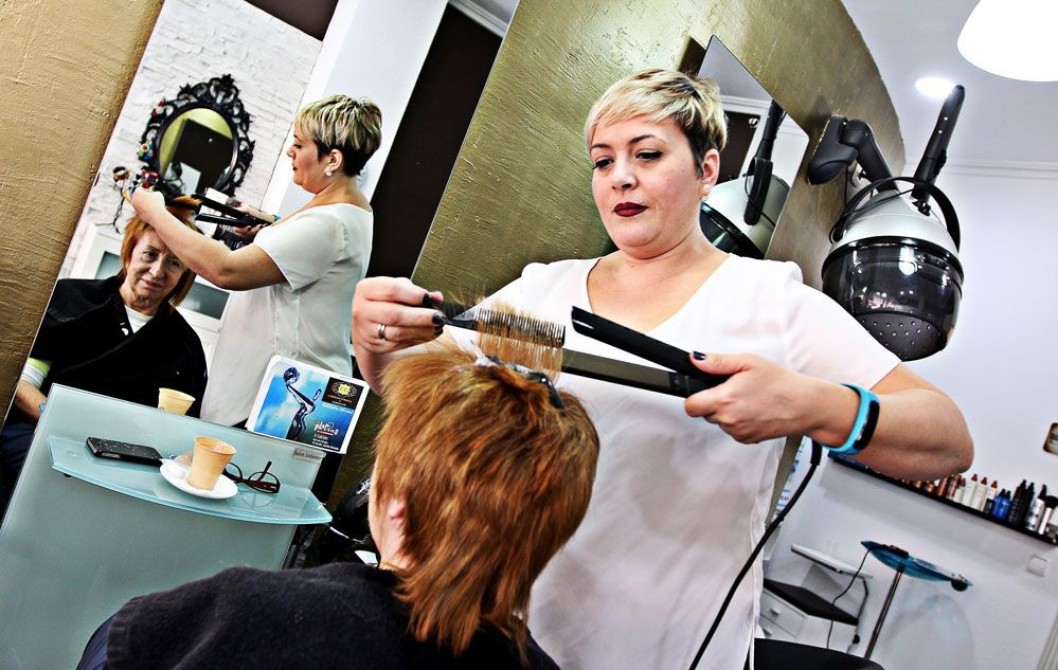 Cuatro kilos de comida por un corte de pelo Cuatro kilos de comida por un corte de pelo