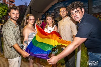 Queman la bandera del Orgullo de la carroza del Consejo de la Juventud