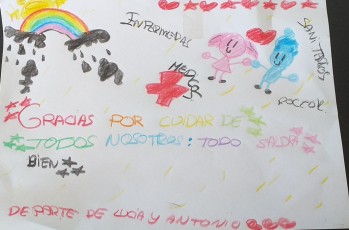 La sorpresa de unos ni&ntilde;os vecinos a una enfermera de Elda