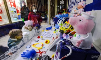 Los ni&ntilde;os piden a los Reyes Magos los juguetes de los h&eacute;roes de la pandemia