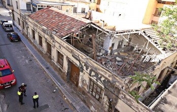 El desplome del tejado de una f&aacute;brica abandonada en la calle Ram&oacute;n Gorg&eacute; alarma al vecindario