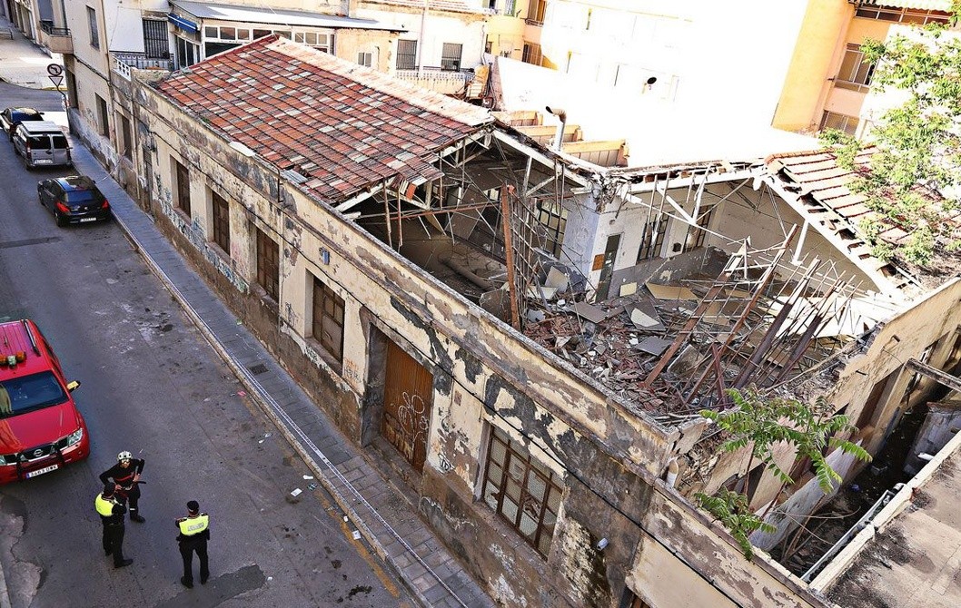 El desplome del tejado de una fábrica abandonada en la calle Ramón Gorgé alarma al vecindario El desplome del tejado de una fábrica abandonada en la calle Ramón Gorgé alarma al vecindario