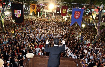 Miles de personas entonan al un&iacute;sono el pasodoble "Petrel" para comenzar oficialmente las fiestas de Moros y Cristianos
