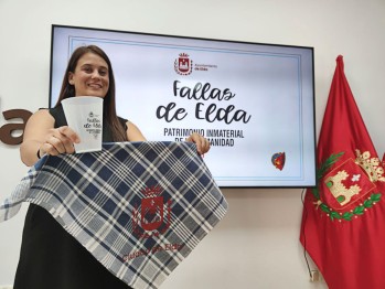 El Ayuntamiento reparte vasos reutilizables  y pa&ntilde;uelos para Fallas