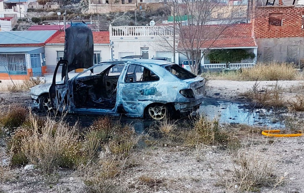 Un coche se calcina en la calle Extremadura de Elda Un coche se calcina en la calle Extremadura de Elda