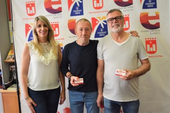 Antonio Gonz&aacute;lez y Carlos Coves reciben el carnet de embajadores de la ciudad