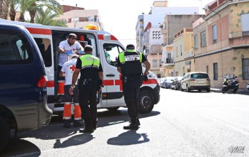 La colisi&oacute;n entre una motocicleta y un veh&iacute;culo en la calle La Cruz deja una mujer herida