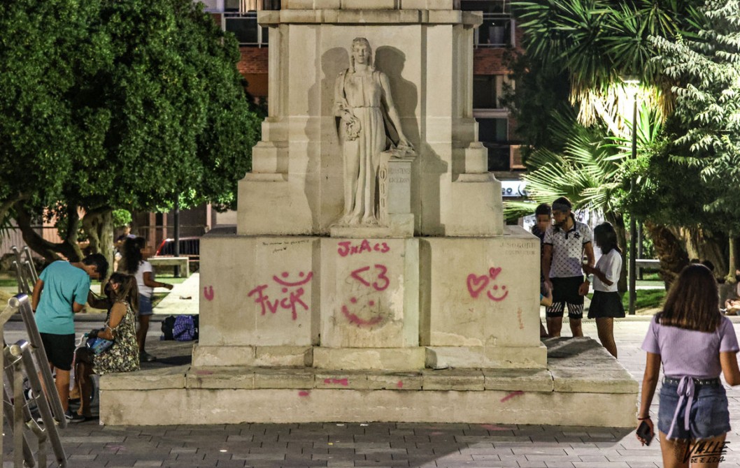 El monumento dedicado a Emilio Castelar aparece con pintadas El monumento dedicado a Emilio Castelar aparece con pintadas