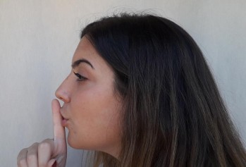 Hablar abonico y dar golica