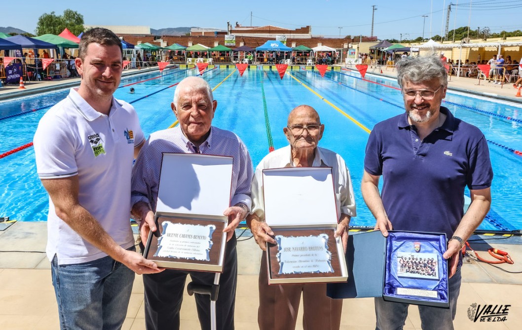 Vicente Cabanes y José Navarro “Pipona” reciben un homenaje de la Federación durante los Campeonatos Autonómicos de Natación Vicente Cabanes y José Navarro “Pipona” reciben un homenaje de la Federación durante los Campeonatos Autonómicos de Natación
