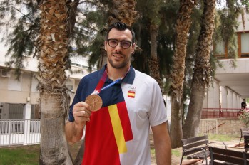 "Merece la pena luchar por el pueblo, la familia, los amigos y el balonmano"