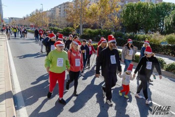 M&aacute;s de un centenar de personas participan en la primera marcha solidaria de Pap&aacute; Noel de la Falla Las 300