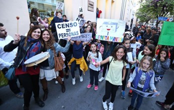 M&aacute;s de un centenar de familias de Padre Manj&oacute;n  se manifiestan para conseguir la jornada continua