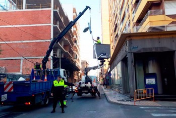 Desprendimientos en una fachada obligan a cortar parte de la avenida de Chap&iacute;