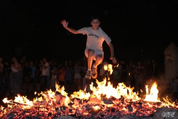 Los petrerenses cumplen con la tradici&oacute;n de la "Foguera de Sant Antoni"